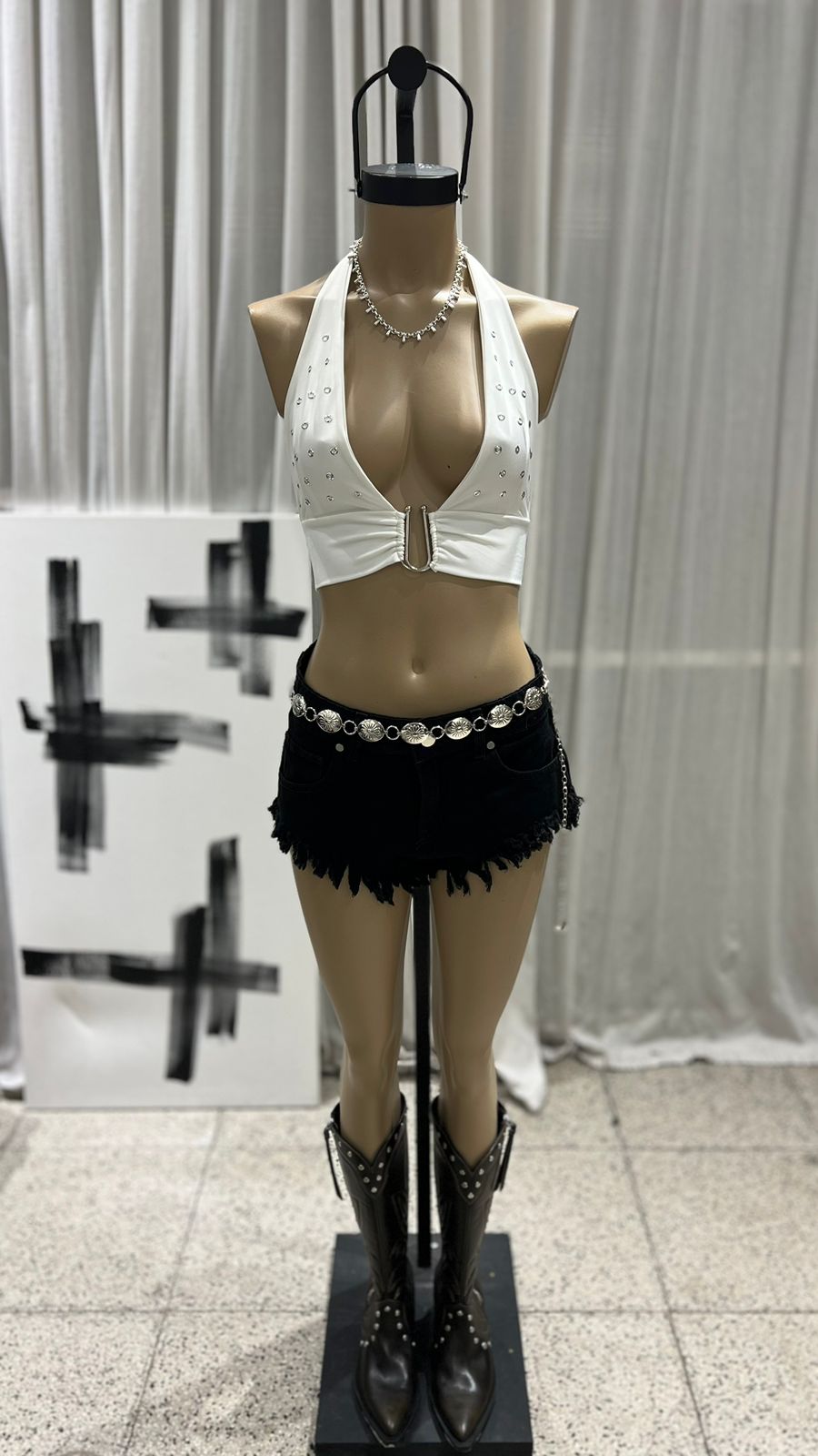 T351 - TOP MARILYN CORTO ACCESORIO "U" HOTFIX - MICROFIBRA - Imagen 4