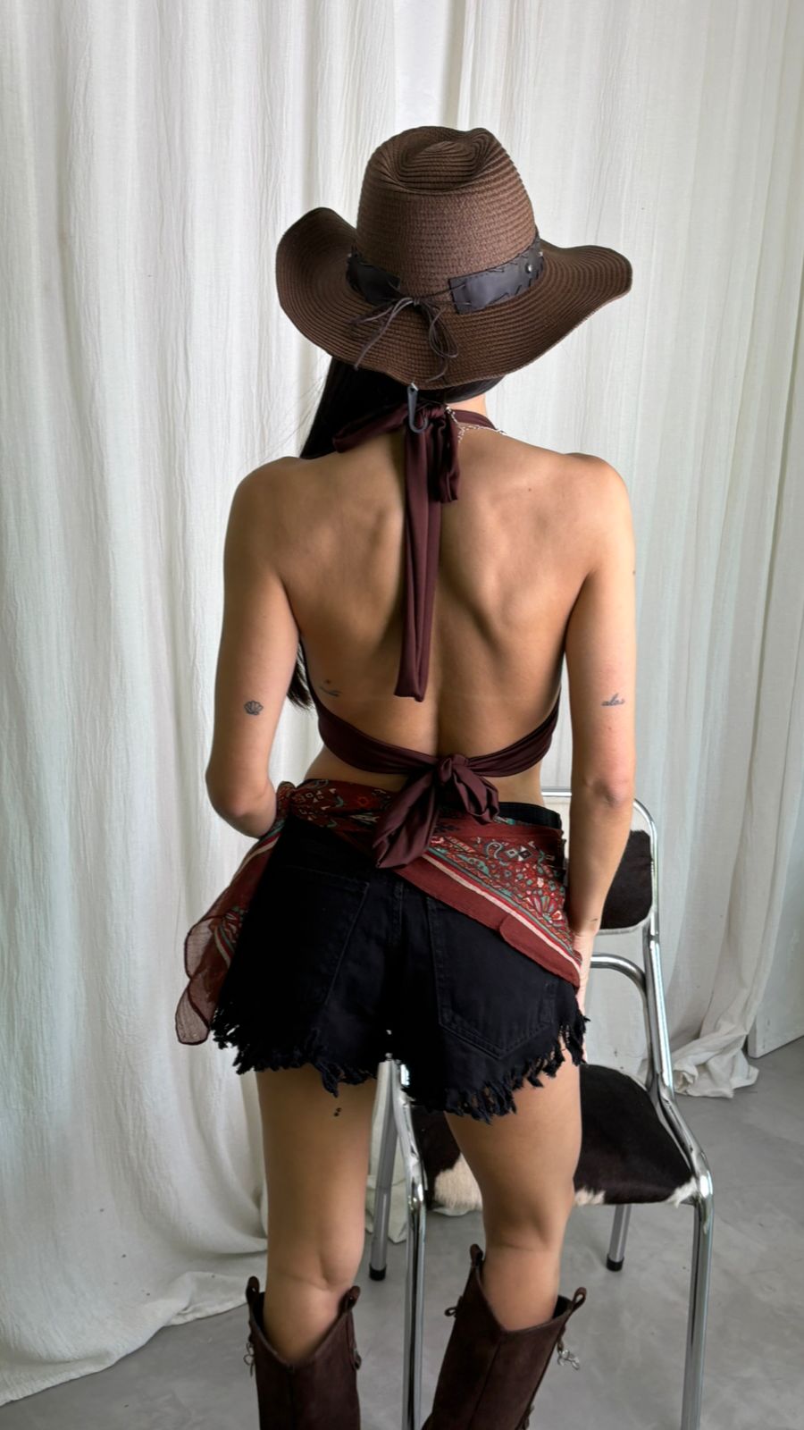 T351 - TOP MARILYN CORTO ACCESORIO "U" HOTFIX - MICROFIBRA - Imagen 3