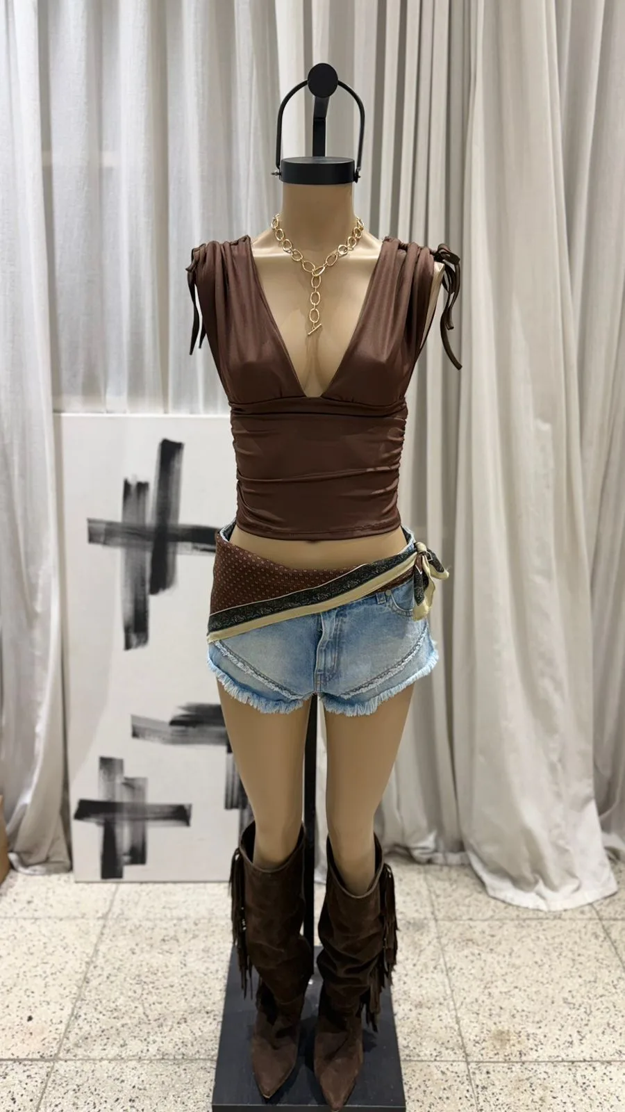 T200 - TOP ESCOTE V FRUNCE EN HOMBRO - MICROFIBRA - Imagen 3