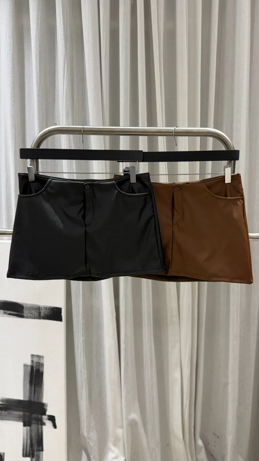 26/P03 - SKORT BOTON Y BOLSILLOS - CUERINA