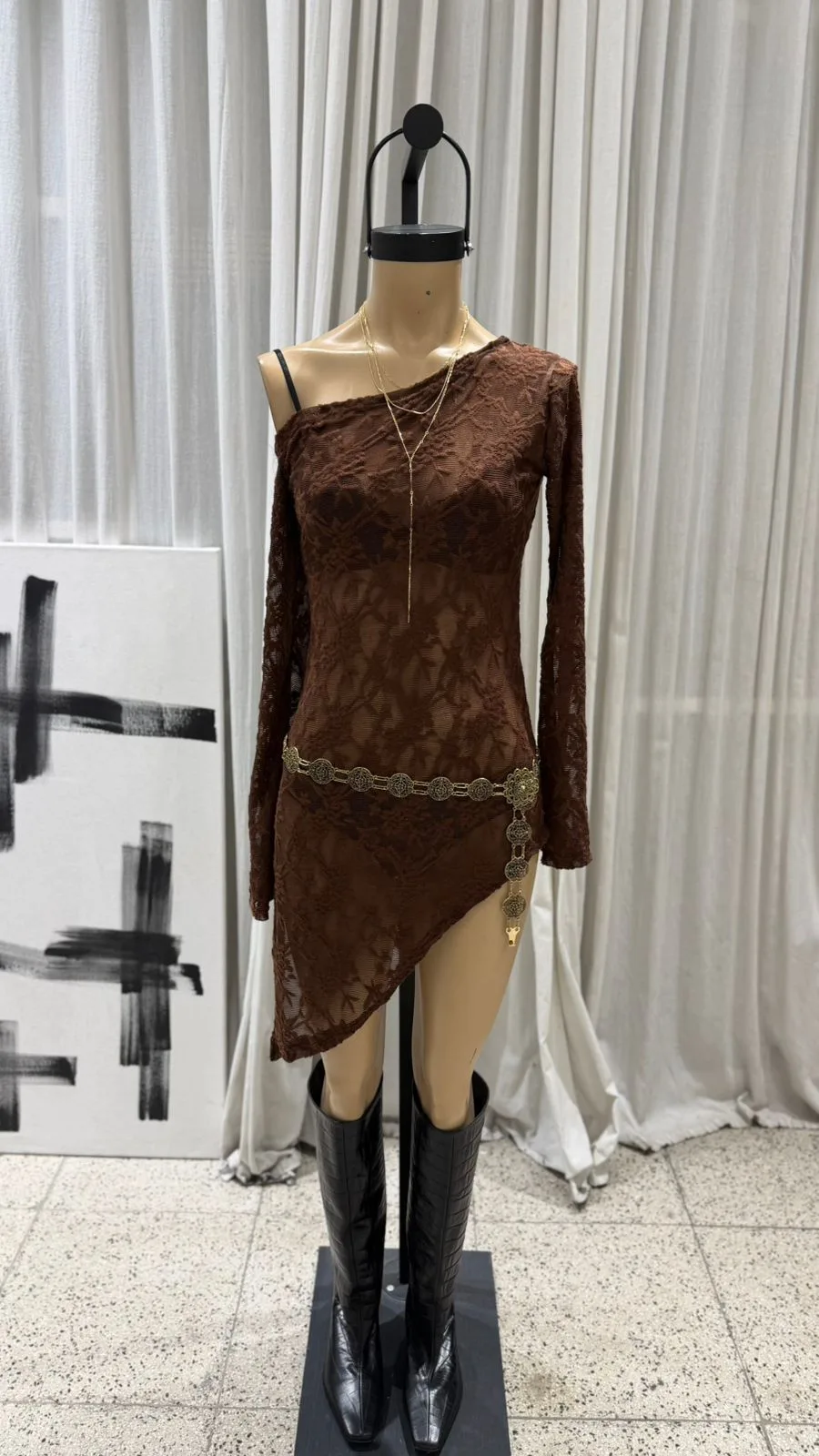 26/V03 - VESTIDO M/L PICO HOMBRO CAIDO - ENCAJE TEJIDO