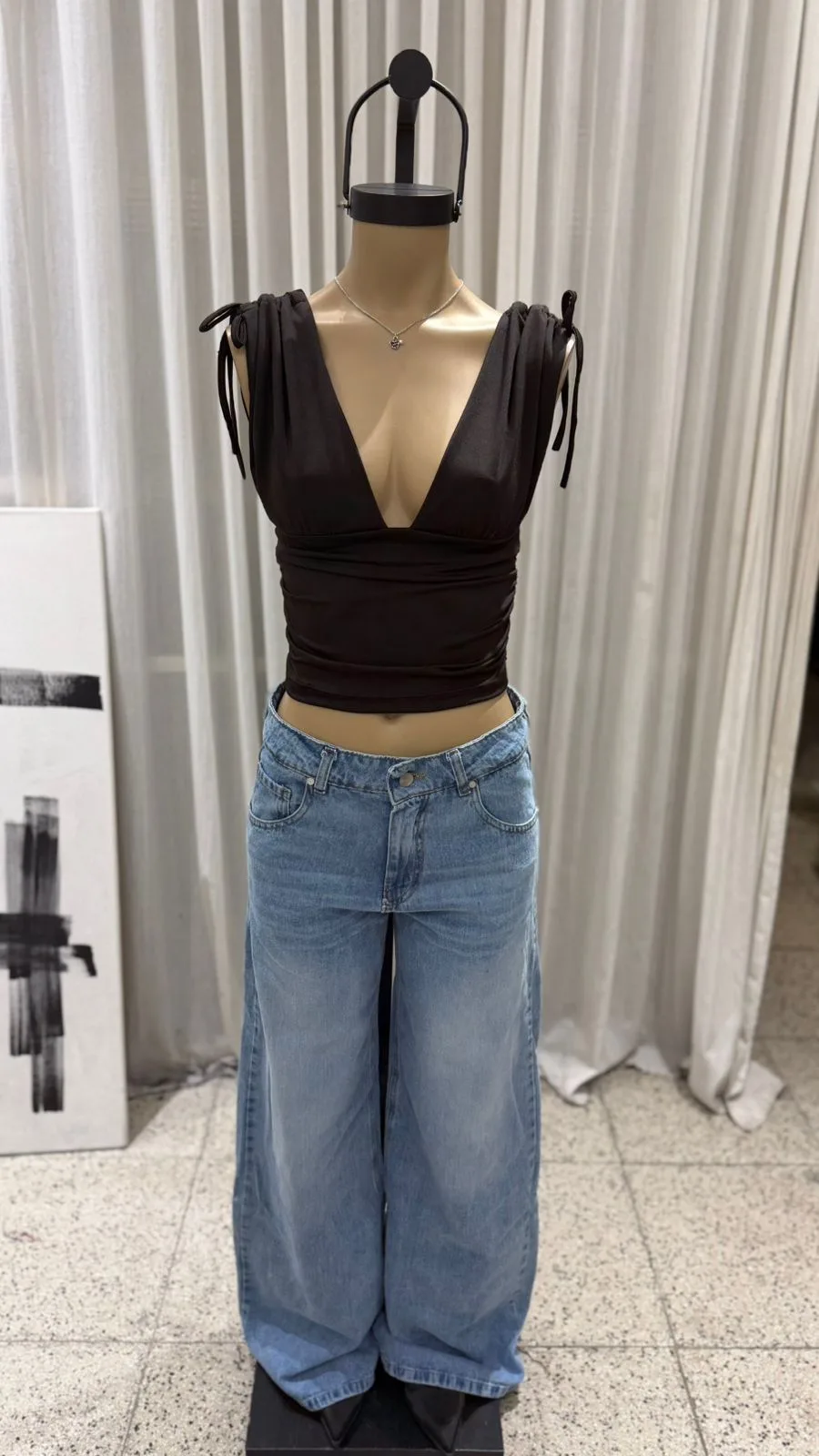 26/T22 - TOP ESCOTE V FRUNCE EN HOMBRO - MICROFIBRA