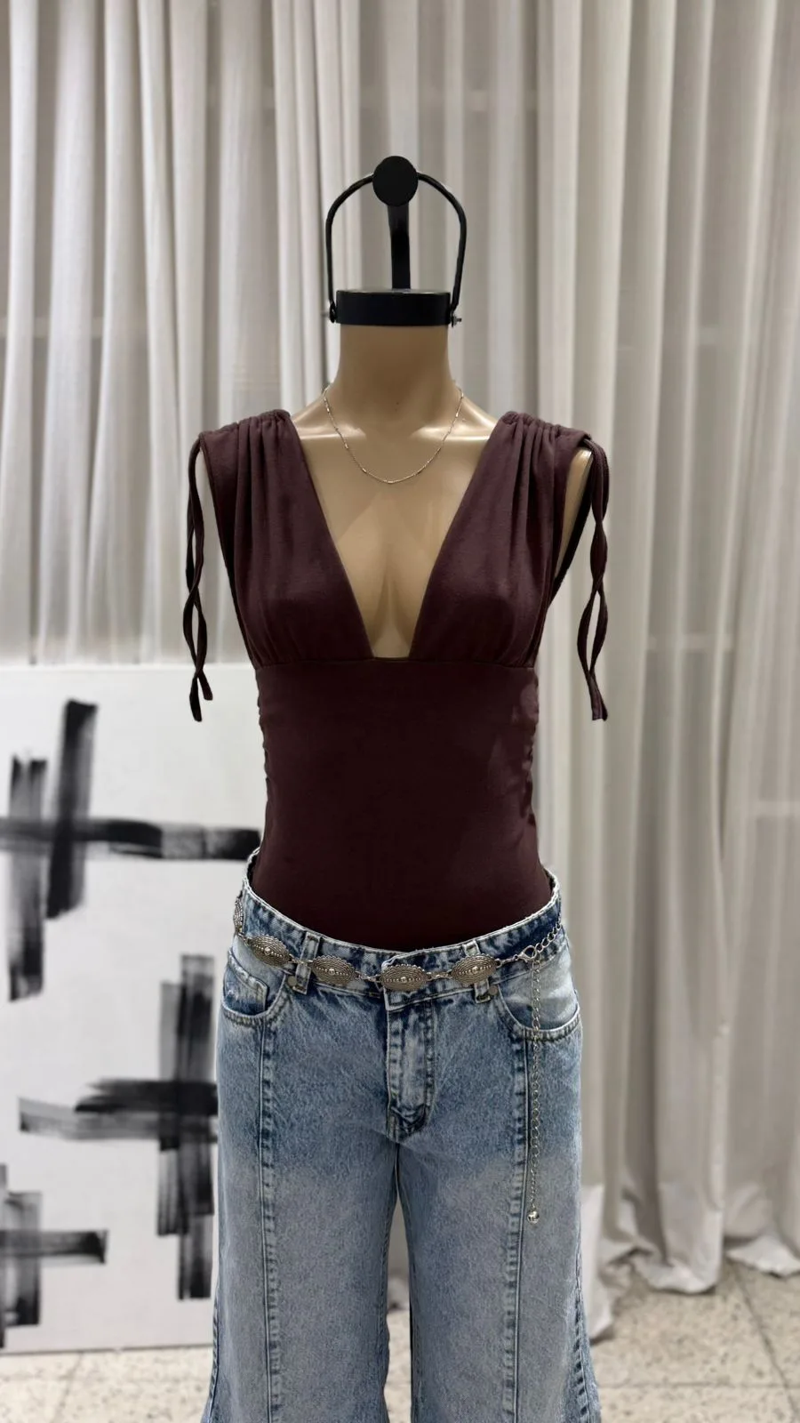 26/BB07 – BODY ESCOTE V FRUNCE EN HOMBRO – ALGODON LYCRA