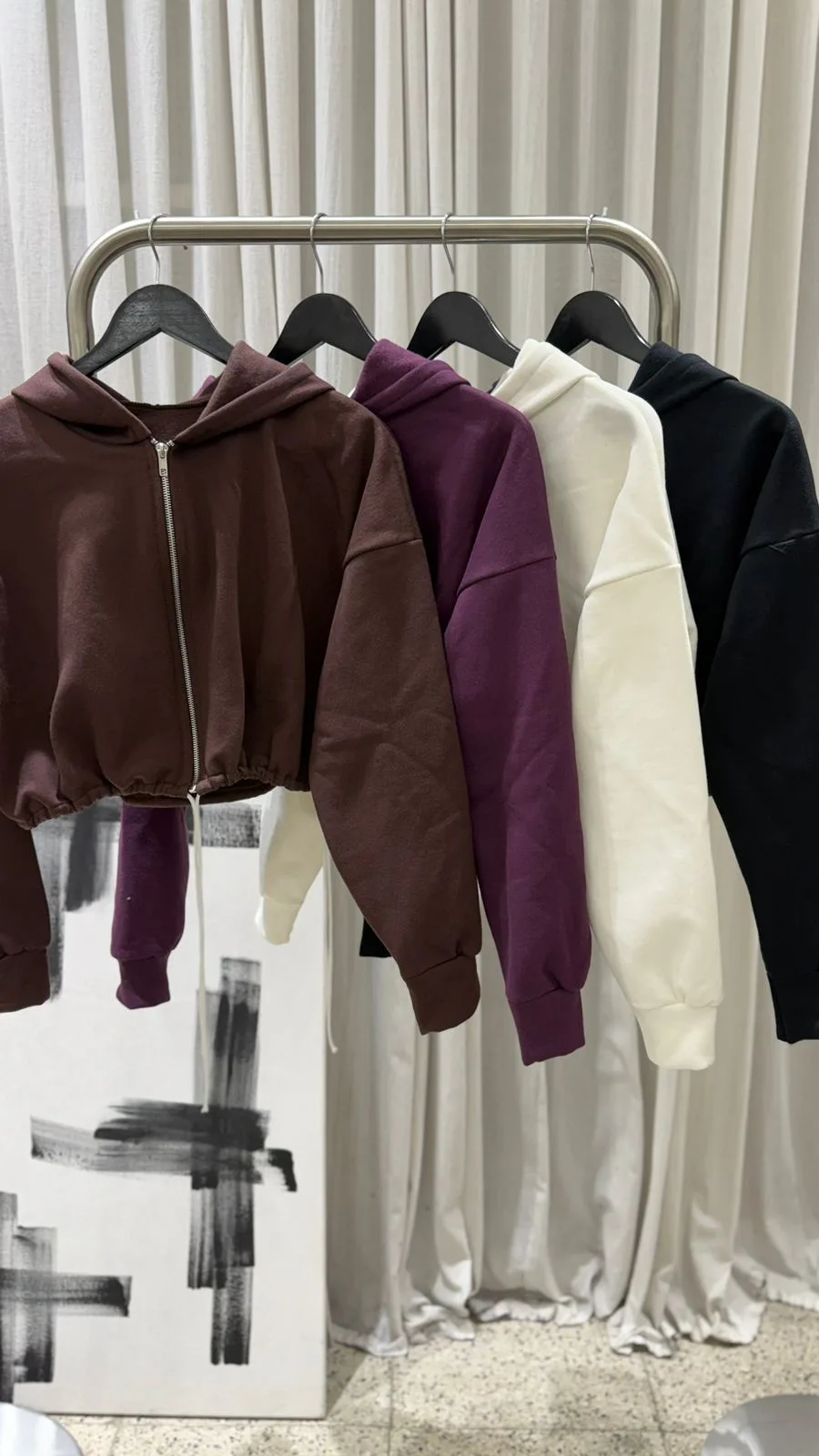 26/C03 - CAMPERA CROP CIERRE CAPUCHA Y CORDON - FRIZA - Imagen 6