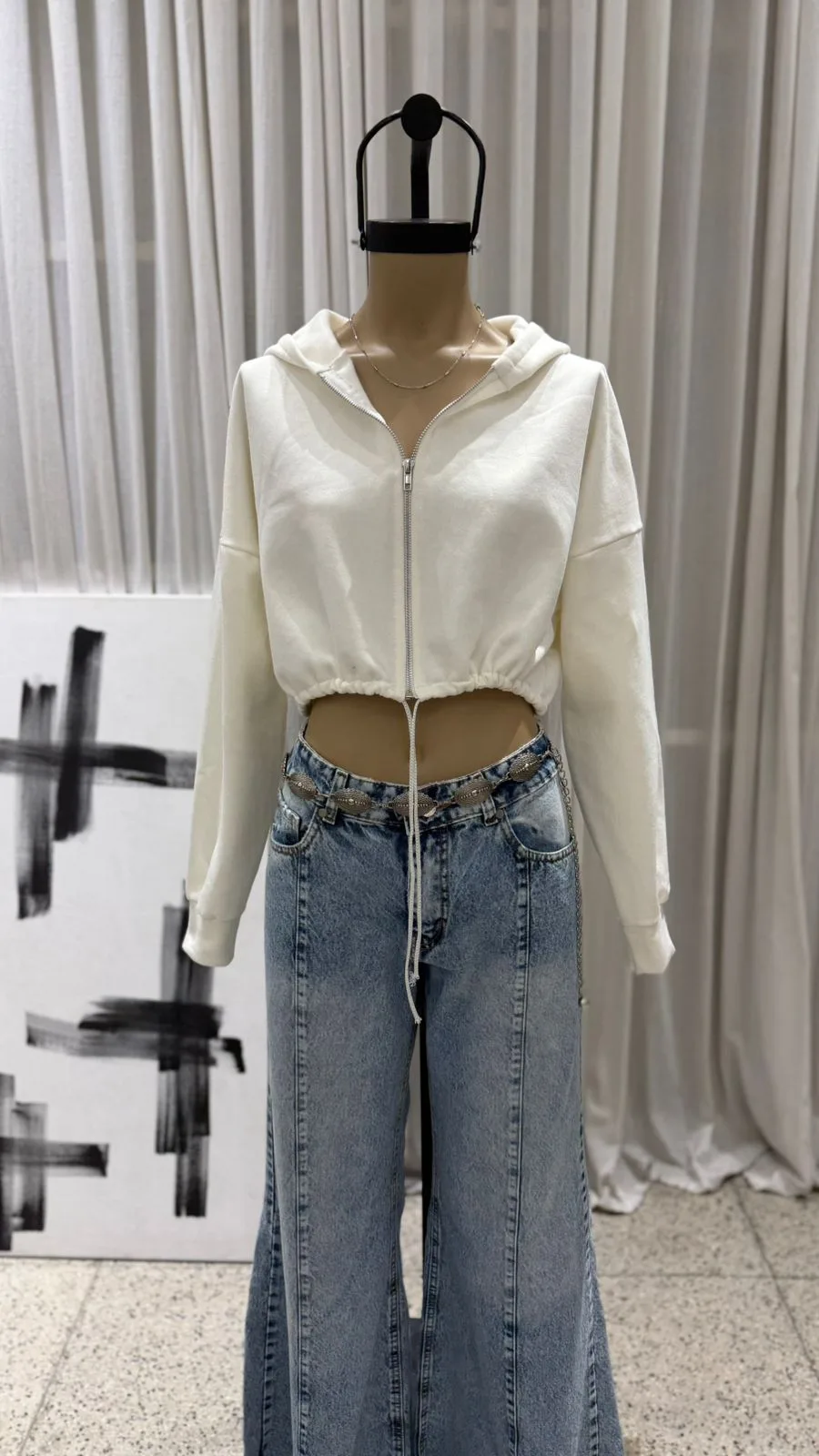 26/C03 - CAMPERA CROP CIERRE CAPUCHA Y CORDON - FRIZA - Imagen 3