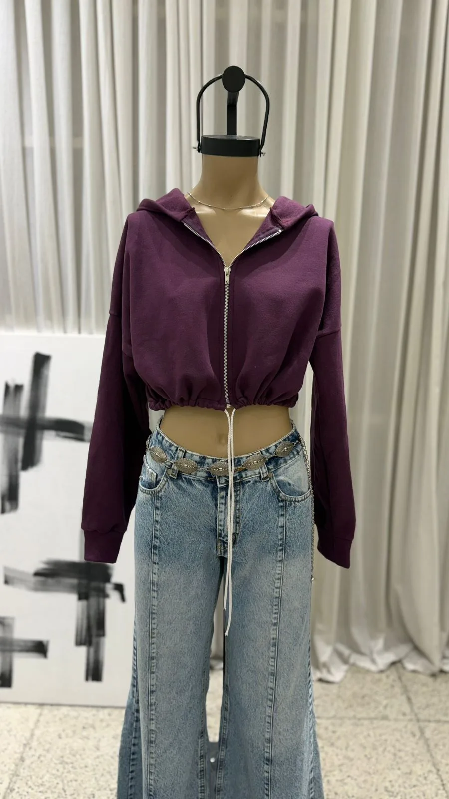 26/C03 - CAMPERA CROP CIERRE CAPUCHA Y CORDON - FRIZA - Imagen 4