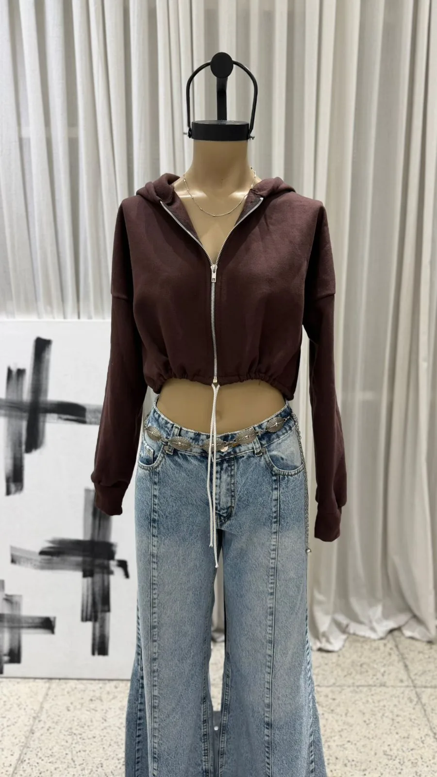 26/C03 - CAMPERA CROP CIERRE CAPUCHA Y CORDON - FRIZA - Imagen 5