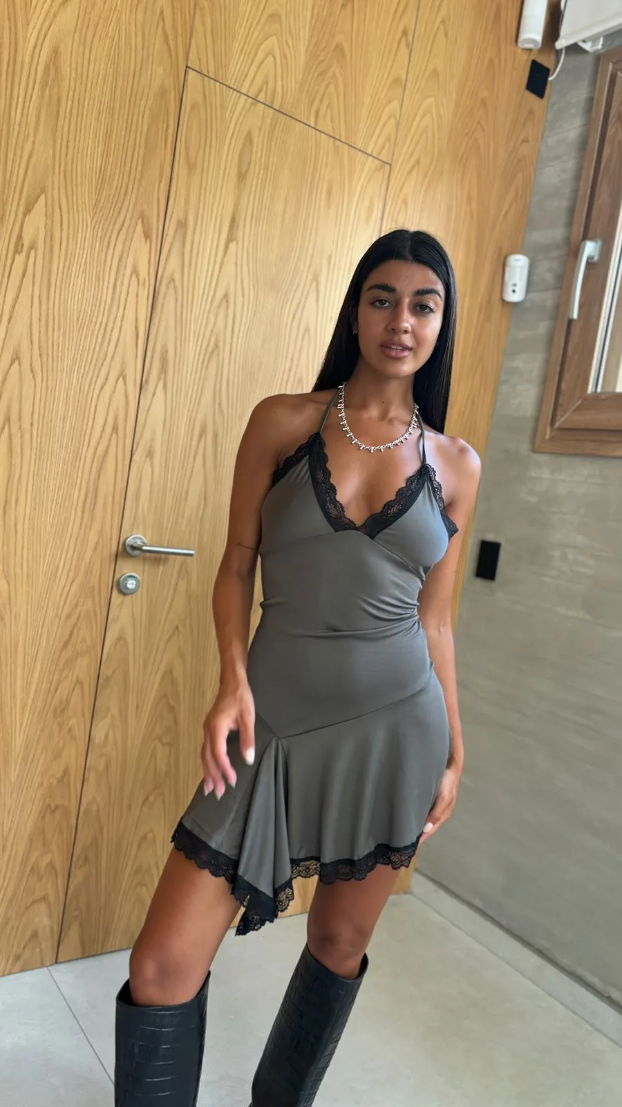 26/V22 - VESTIDO BUSTO VOLADO IRREGULAR PUNTILLA - MICROFIBRA