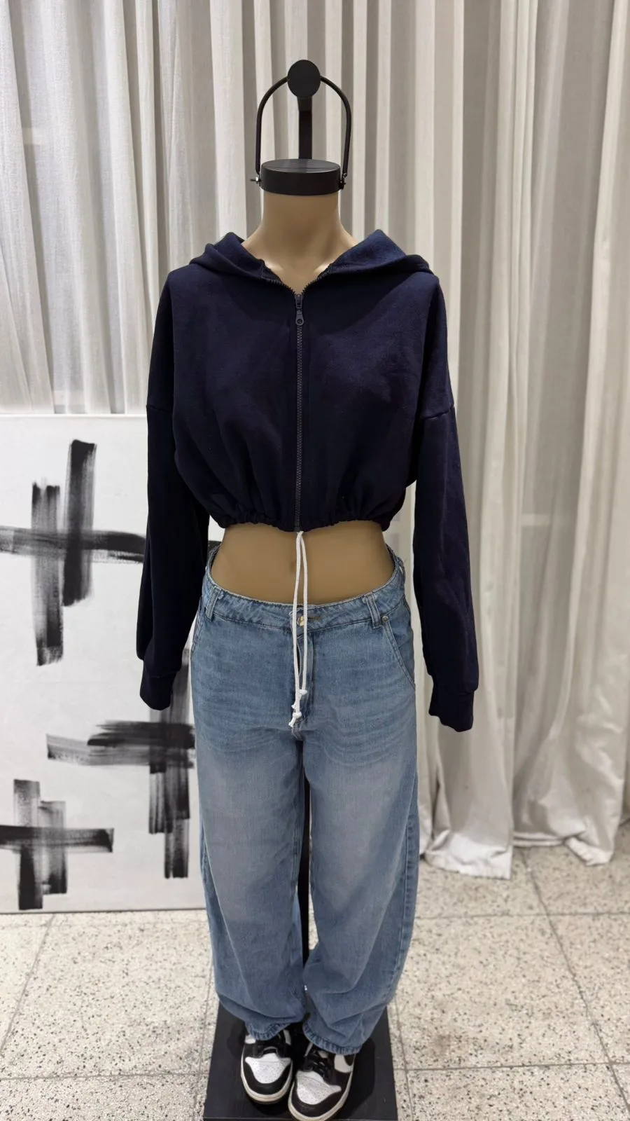 26/C03 - CAMPERA CROP CIERRE CAPUCHA Y CORDON - FRIZA - Imagen 8