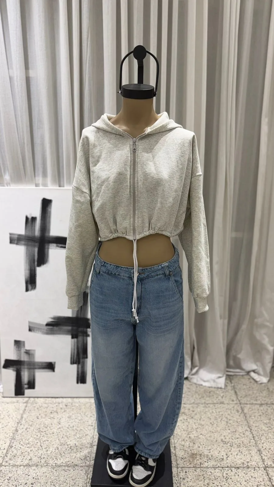 26/C03 - CAMPERA CROP CIERRE CAPUCHA Y CORDON - FRIZA - Imagen 9