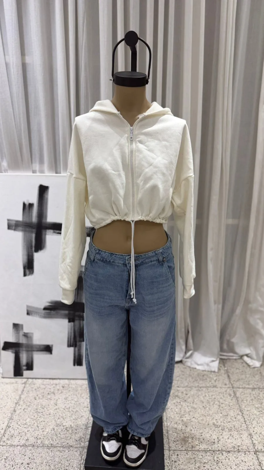 26/C03 - CAMPERA CROP CIERRE CAPUCHA Y CORDON - FRIZA - Imagen 5