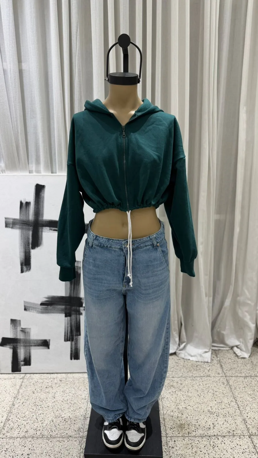 26/C03 - CAMPERA CROP CIERRE CAPUCHA Y CORDON - FRIZA - Imagen 7