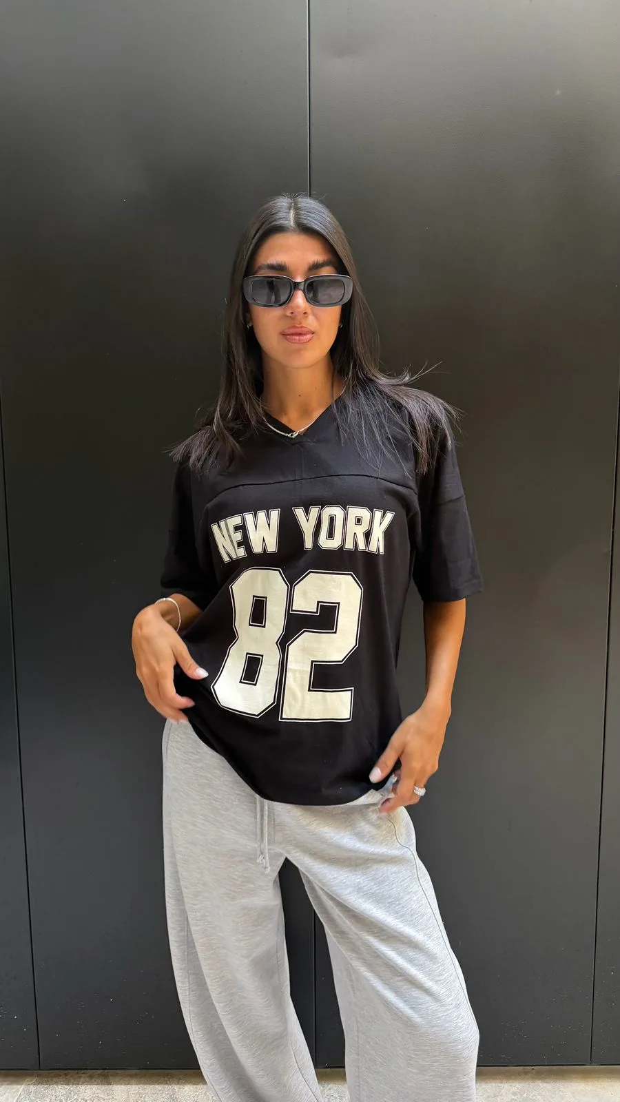 26/R19 - REMERA M/C CUELLO V "82" - JERSEY