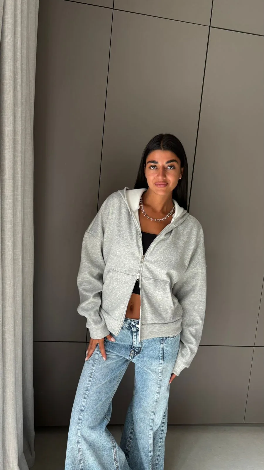 26/C01 - CAMPERA DOBLE CIERRE BOLSILLO Y CAPUCHA - FRIZA