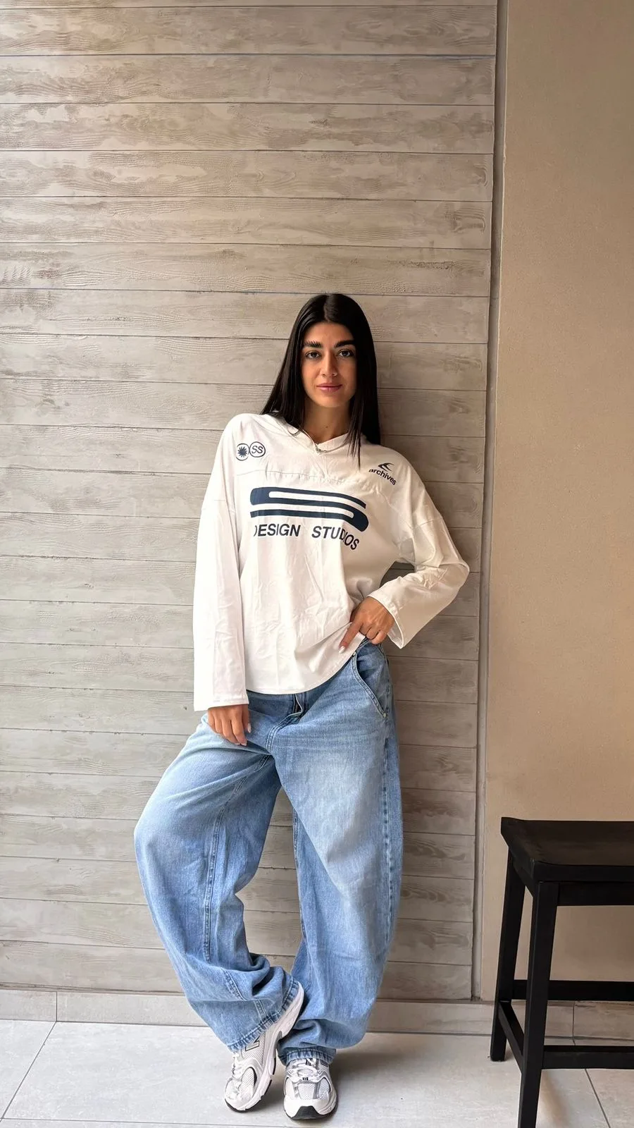 26/R21 - REMERA CUELLO V "DESIGN STUDIOS" - JERSEY