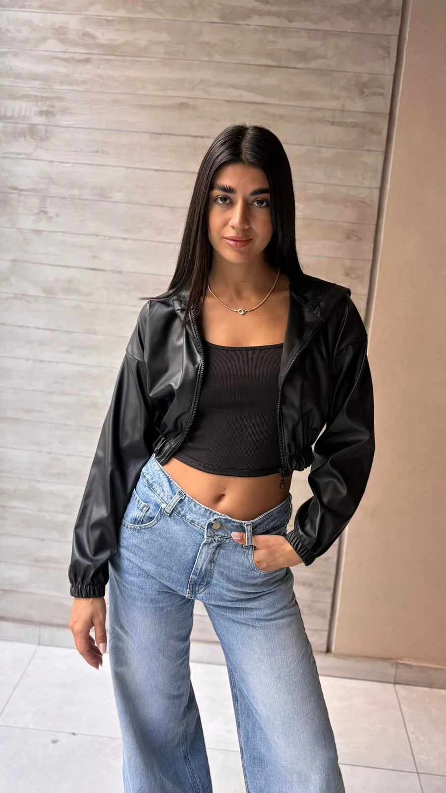 26/C08 - CAMPERA CROP CAPUCHA - CUERINA