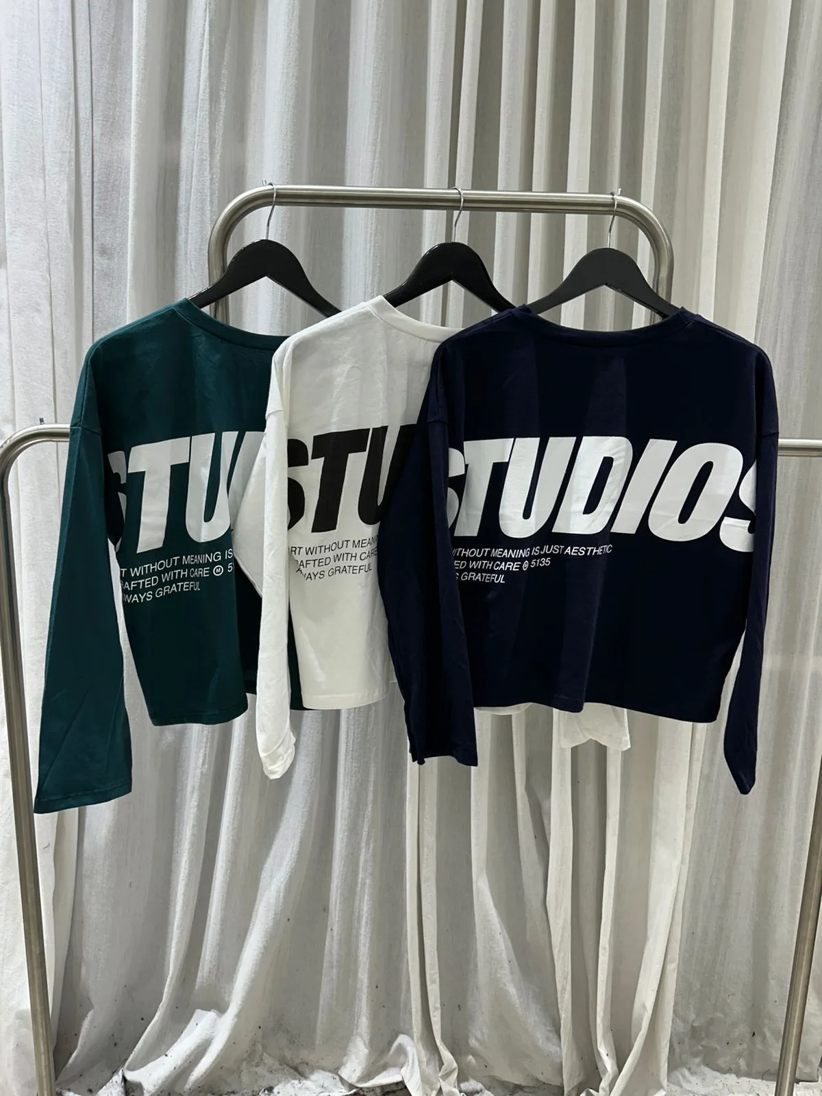 26/R22 - REMERA M/L "STUDIOS" - JERSEY - Imagen 5