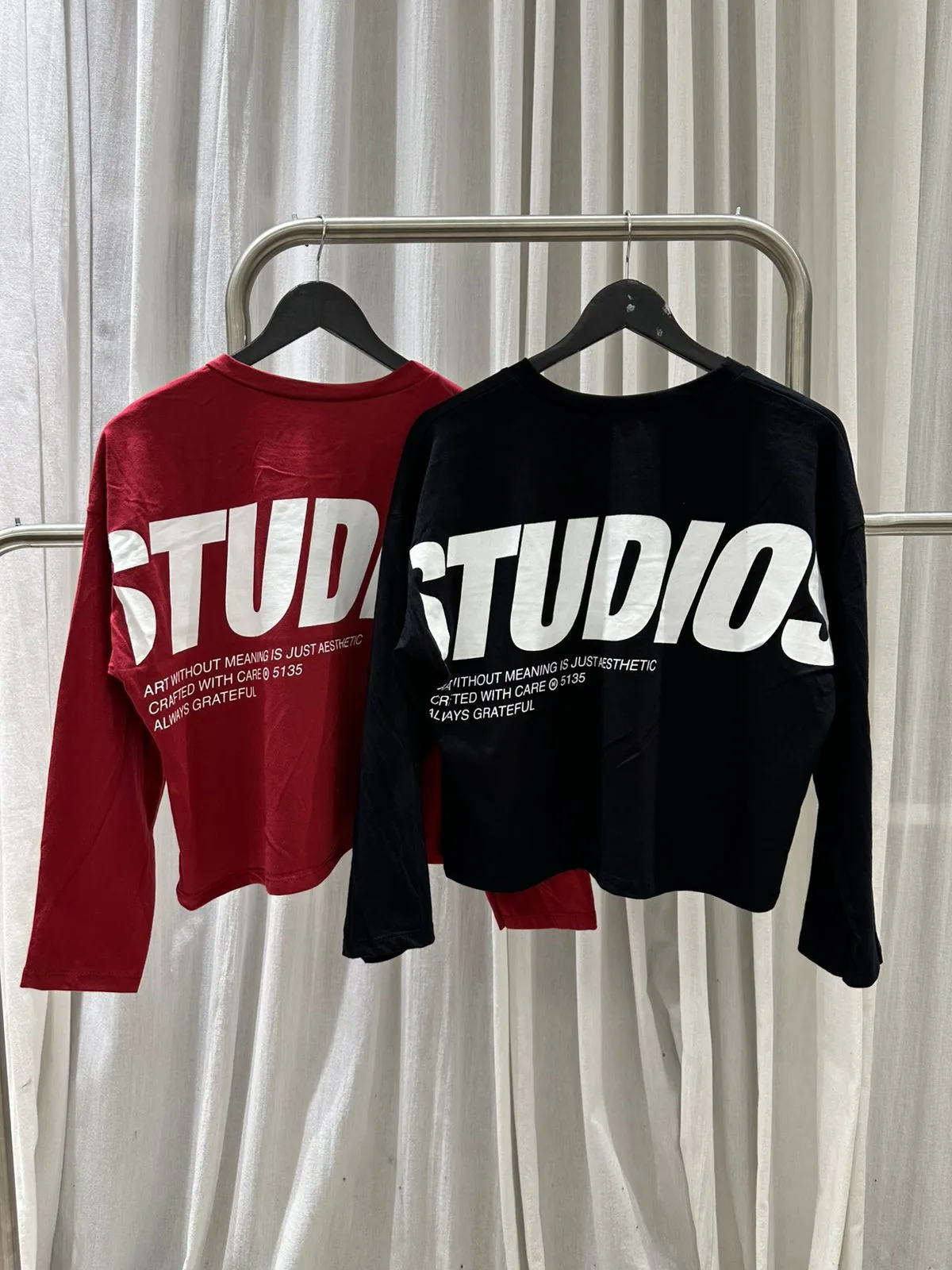 26/R22 - REMERA M/L "STUDIOS" - JERSEY - Imagen 4