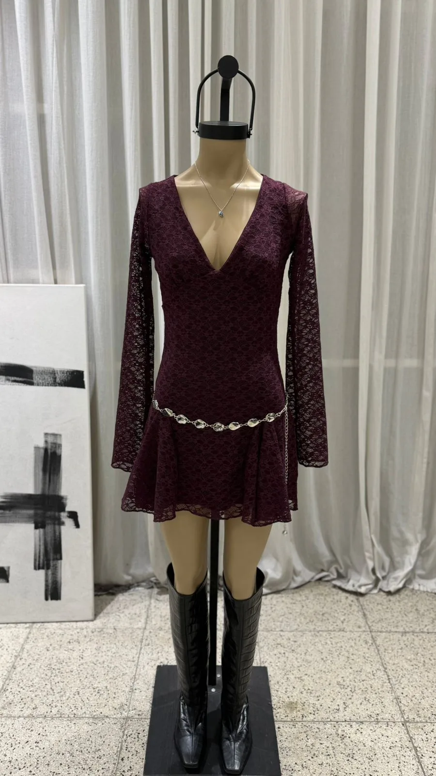 26/V27 - VESTIDO M/L ESCOTE V Y VOLADO - ENCAJE