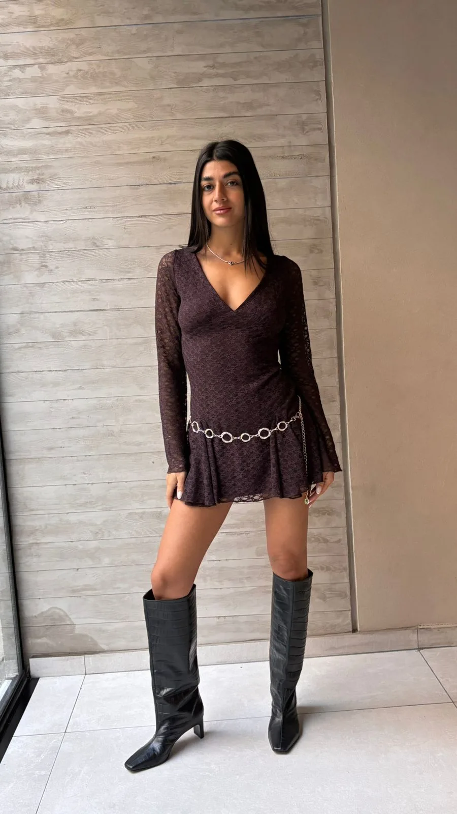 26/V27 - VESTIDO M/L ESCOTE V Y VOLADO - ENCAJE
