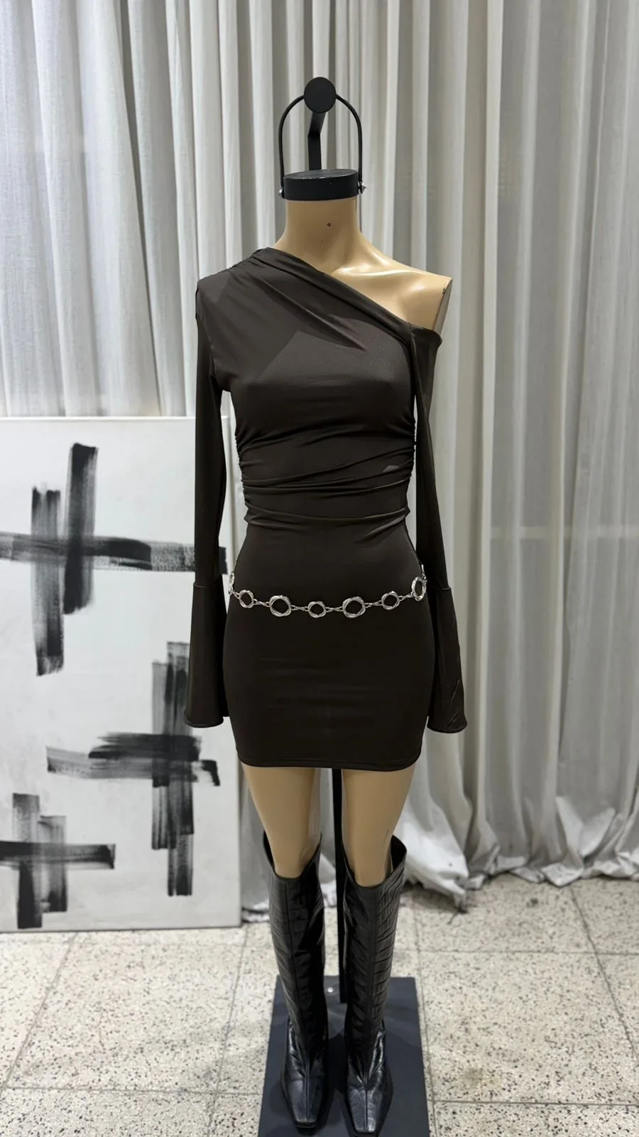 26/V50 - VESTIDO UN HOMBRO DESCUBIERTO MANGAS OXFORD - MICROFIBRA