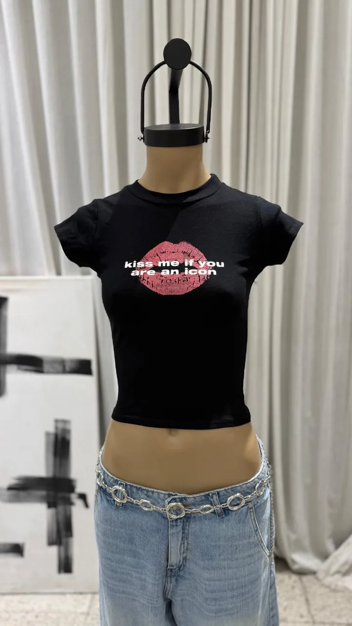 26/T300 – TOP M/C “KISS ME” GLITTER – ALGODON LYCRA